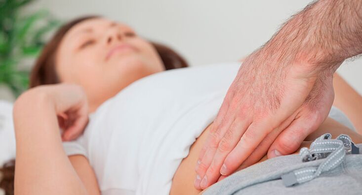 examen d'un patient souffrant d'arthrose de la hanche