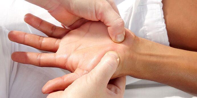 massage pour les douleurs dans les articulations des doigts